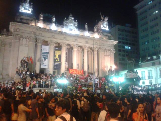Protestors in front of the state legislature building, photo by Bruno F. Duarte